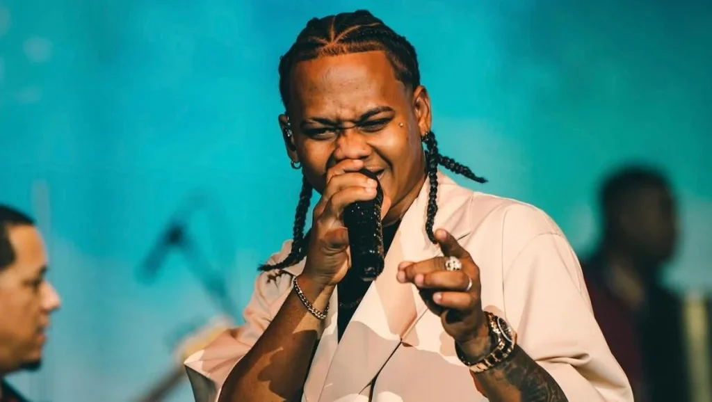 Dalvin La Melodía cantando con un micrófono sobre el escenario